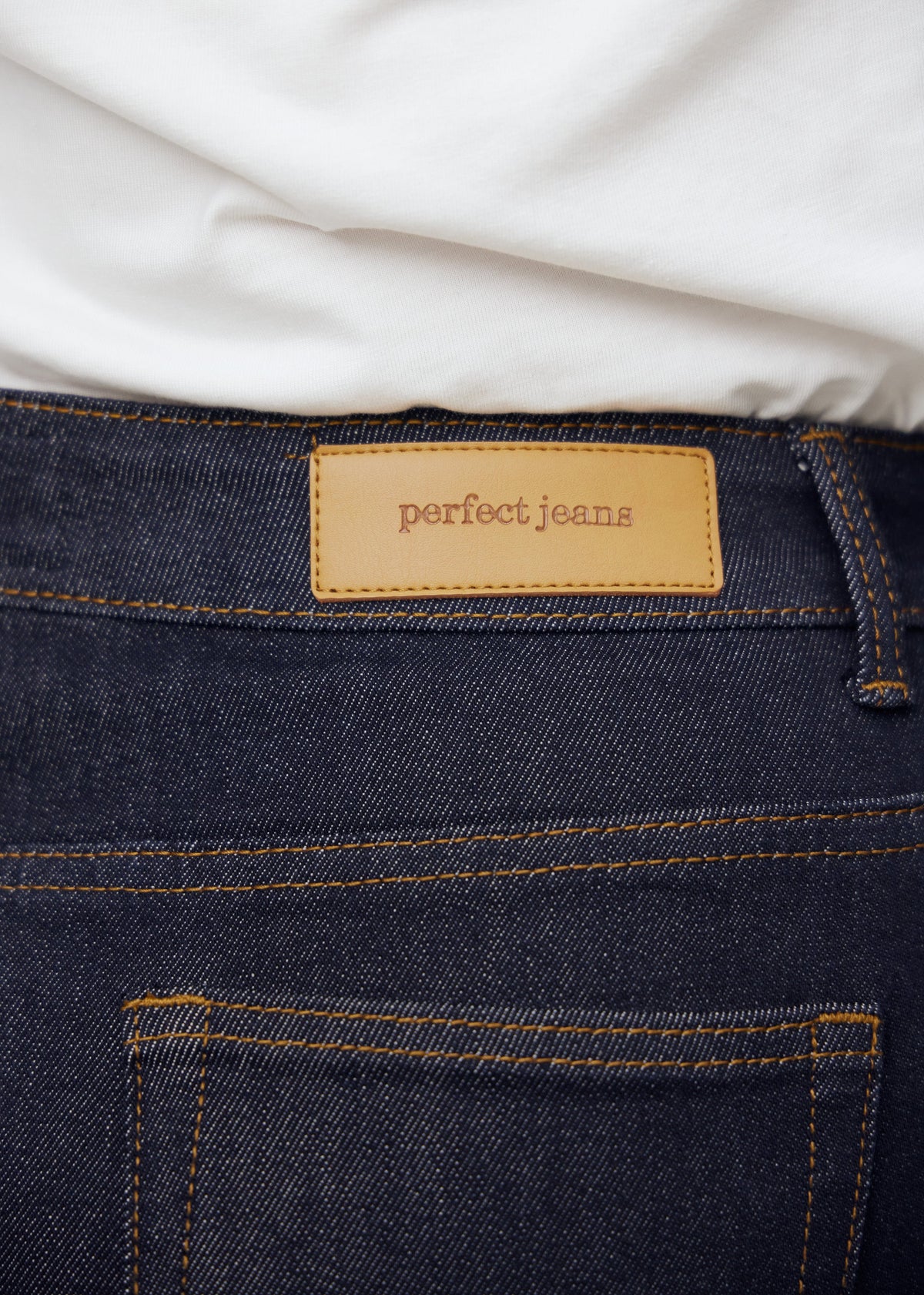 Veerle – Donkerblauwe Stretchjeans met Hoge Taille en Rechte Pijpen