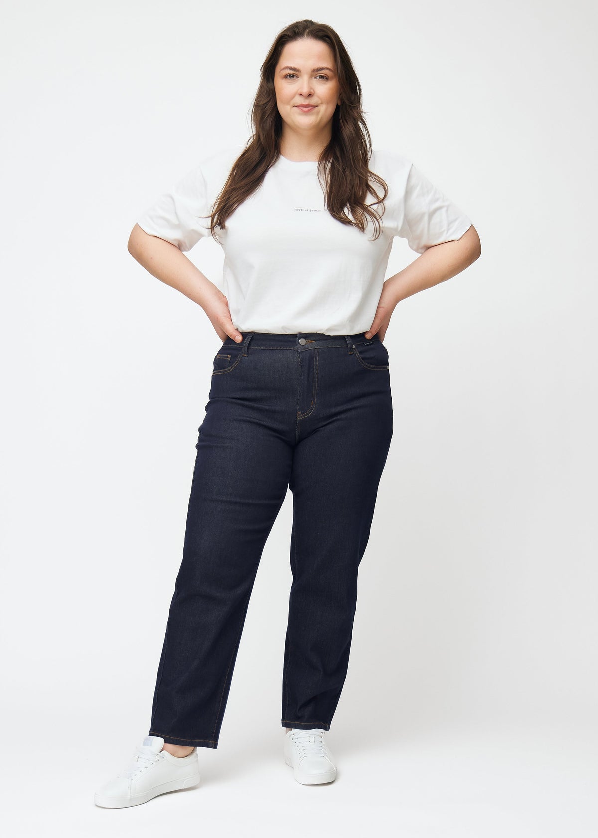 Veerle – Donkerblauwe Stretchjeans met Hoge Taille en Rechte Pijpen