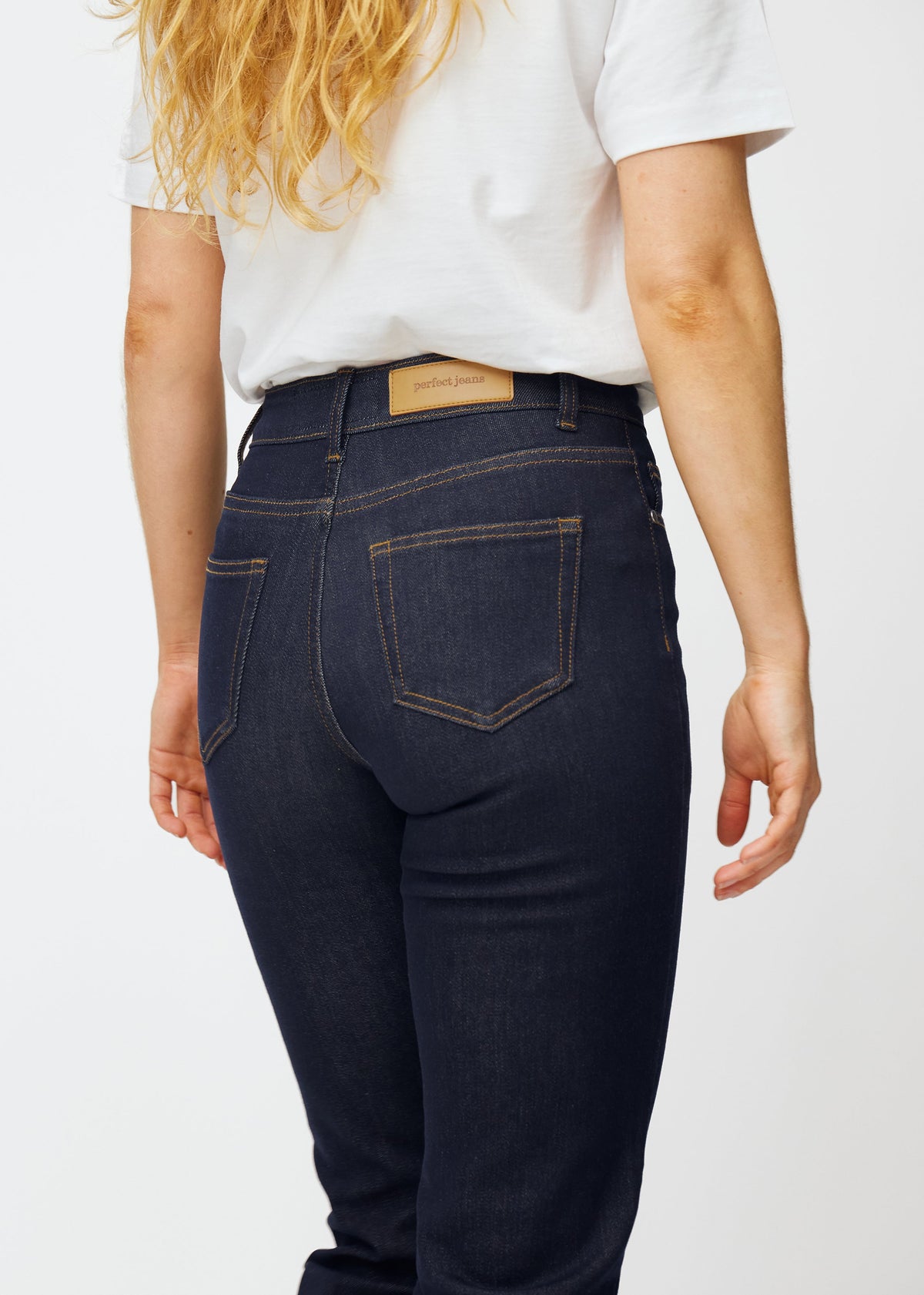 Veerle – Donkerblauwe Stretchjeans met Hoge Taille en Rechte Pijpen