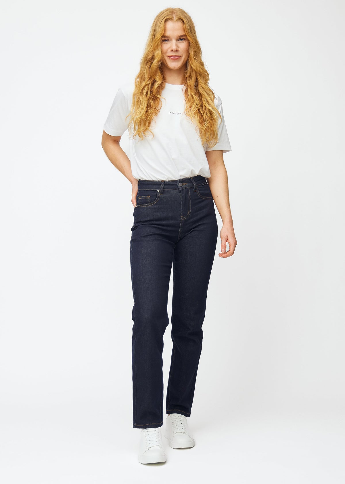 Veerle – Donkerblauwe Stretchjeans met Hoge Taille en Rechte Pijpen