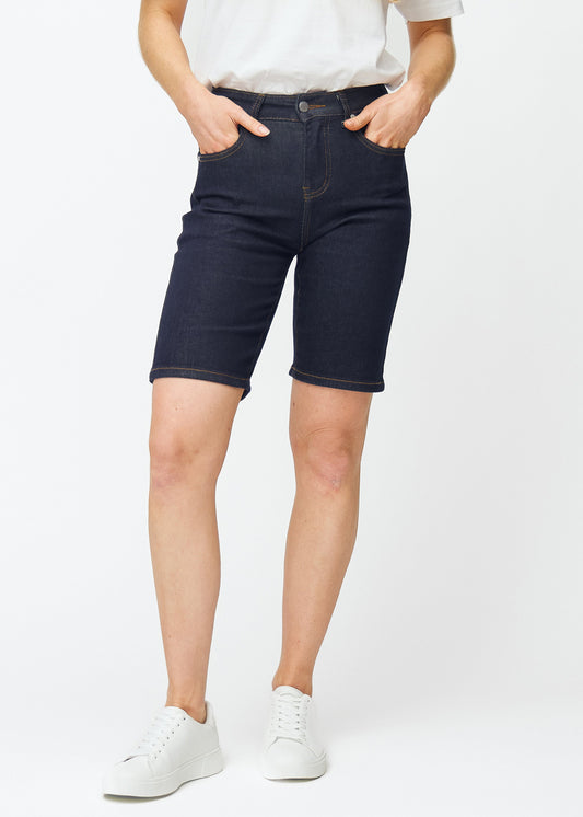 Katrien – Donkerblauwe Halflange Denimshort met Rechte Pasvorm