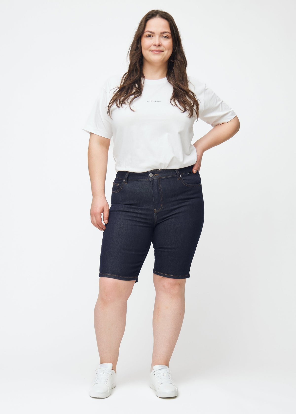 Saskia – Donkerblauwe Halflange Skinny Denimshort