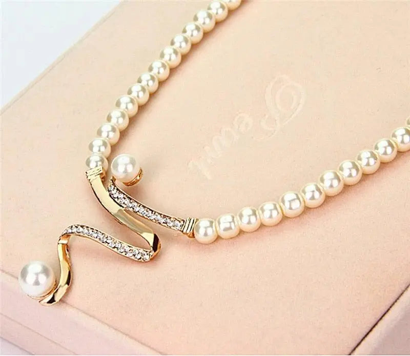 Set Collana e Orecchini Effetto Perla