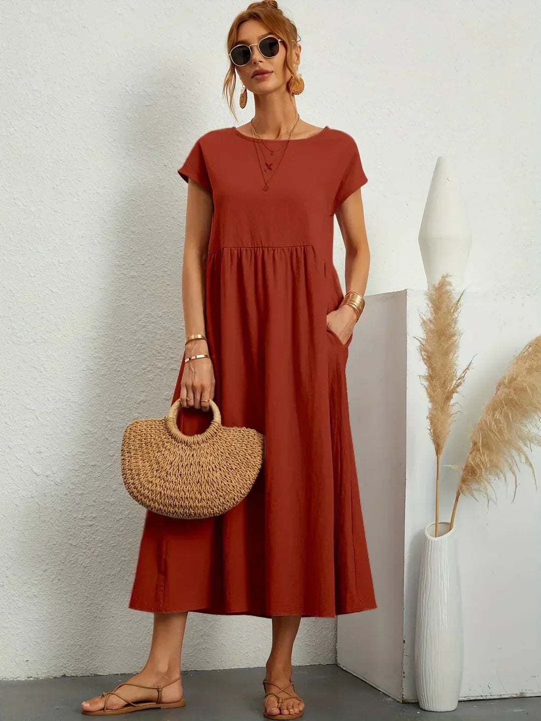 Abito midi fluido Gabrielle™ marrone con stile sobrio e raffinato