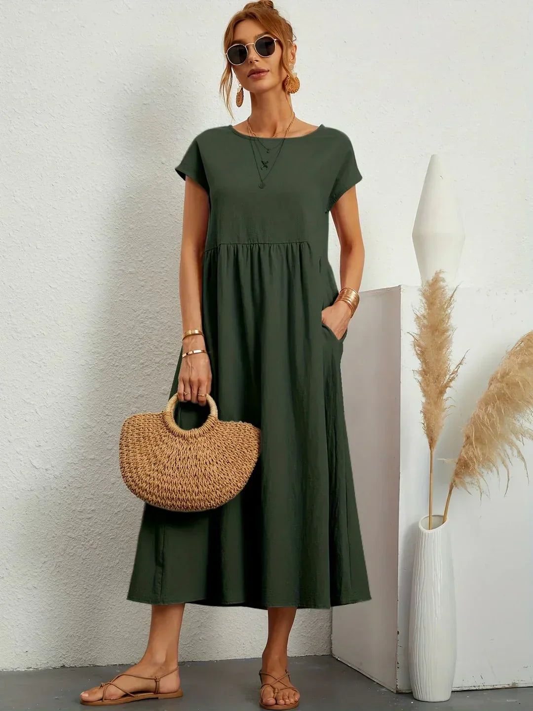 Abito midi fluido Gabrielle™ verde militare con linea comoda e raffinata