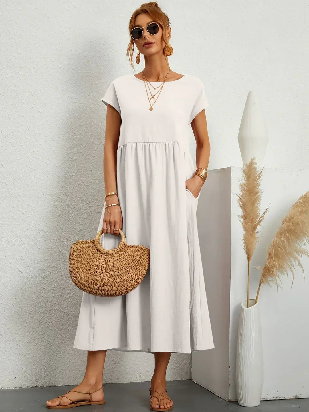 Abito midi fluido Gabrielle™ bianco indossato con vestibilità elegante